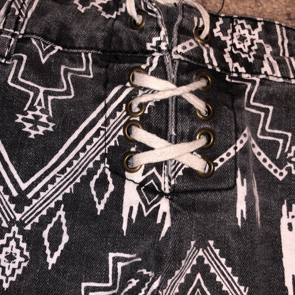 SHORTS - Picture 3 of 5